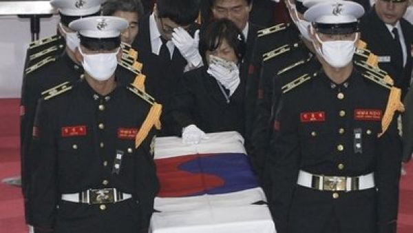 جنود بحرية كوريون جنوبيون يحملون نعش زميل لهم قتل في القصف الكوري الشمالي