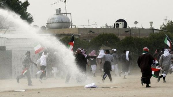 شرطة مكافحة الشغب الكويتية تستخدم خراطيم المياه لفض تظاهرة للبدون في الجهراء
