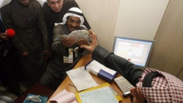 كويتيون يتقدمون بترشيحاتهم