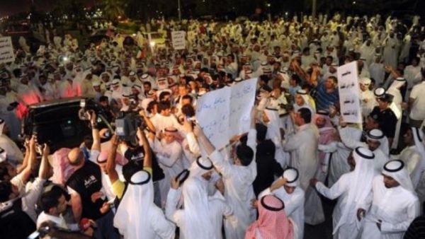 كويتيون يتظاهرون للمطالبة باستقالة رئيس الوزراء الشيخ ناصر محمد الاحمد الصباح في 3 حزيران/يونيو
