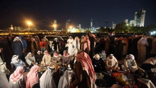 متظاهرون من المعارضة الكويتية يتجمعون امام قصر العدل في الكويت الخميس 