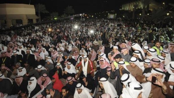 كويتيون يحتشدون في ساحة مجلس الامة
