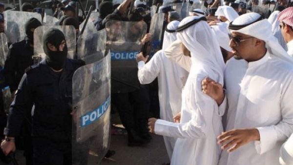 الشرطة الكويتية في مواجهة متظاهرين من المعارضة امام مقر الشرطة شرق العاصمة الاربعاء
