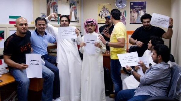 موظفو الجمارك الكويتيون المضربون 
