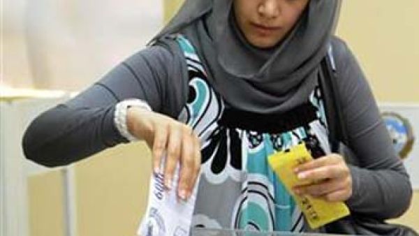 كويتية تدلي بصوتها في انتخابات برلمانية سابقة في الكويت
