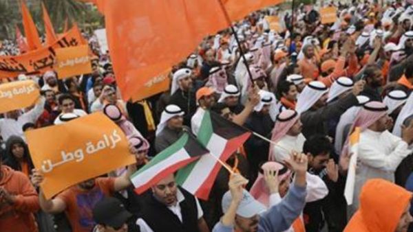 متظاهرون ضد البرلمان الجديد في الكويت يوم السبت