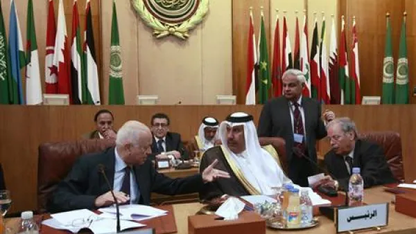 الامين العام للجامعة العربية نبيل عمرو (يسارا) ووزير الخارجية القطري الشيخ حمد بن جاسم خلال الاجتماع 
