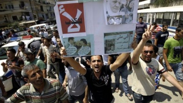 لبنانيون يتظاهرون ضد نظام الرئيس السوري بشار الاسد في القبة في طرابلس
