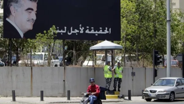 لوحة اعلانية تحمل صورة رئيس الوزراء اللبناني السابق رفيق الحريري في بيروت

