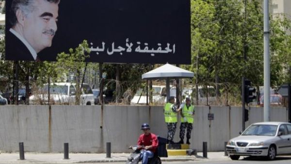 لوحة اعلانية تحمل صورة رئيس الوزراء اللبناني السابق رفيق الحريري في بيروت
