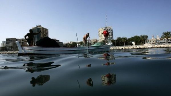 صيادون على شاطئ صور