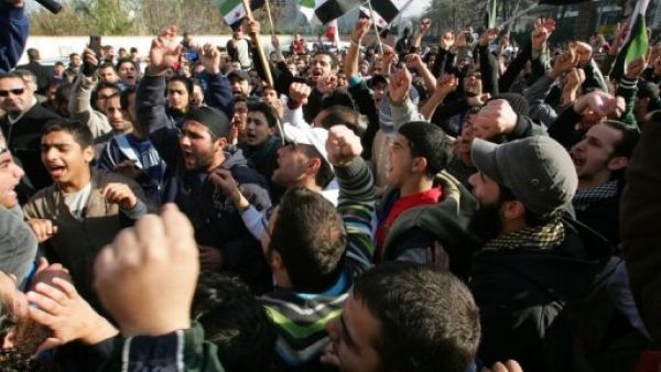 لبنانيون وسوريون يتظاهرون في طرابلس شمال لبنان
