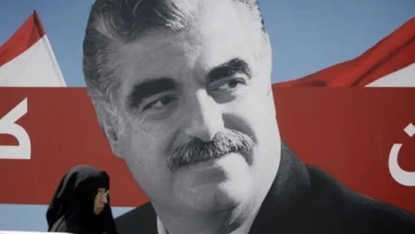لبنانية تمر امام لافتة عملاقة لرئيس الوزراء اللبناني الراحل رفيق الحريري في بيروت
