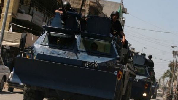 مدرعة عسكرية في طرابلس بشمال لبنان
