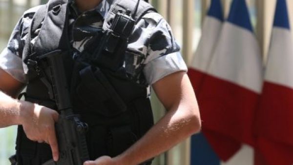 عنصر من الدرك اللبناني امام مقر السفارة الفرنسية في بيروت 
