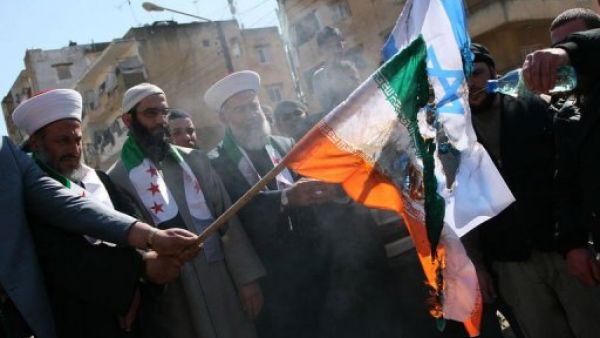 حرق علمي اسرائيل وايران خلال تظاهرة ضد النظام السوري في طرابلس شمال لبنان
