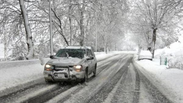 Cars continue to struggle on Lebanon's snowy roads (The Daily Star / Mohammad Azakir)