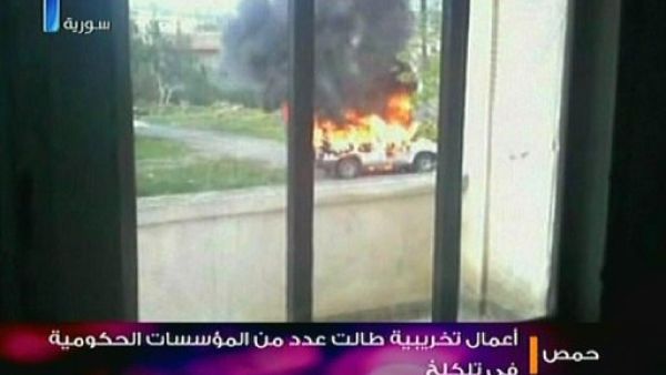 صورة من التلفزيون السوري عن "اعمال تخريبية في تلكلخ" 
