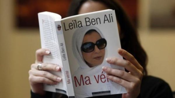 امراة تطالع كتابا الفته ليلى زوجة الرئيس المخلوع زين العابدين بن علي