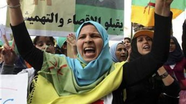 امراة من الامازيغ خلال احتجاج في طرابلس