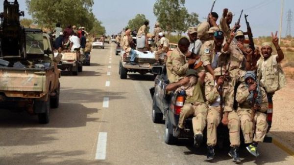 
ثوار ليبيون في طريقهم الى بلدة بئر الغنم في 6 اب/اغسطس 2011 