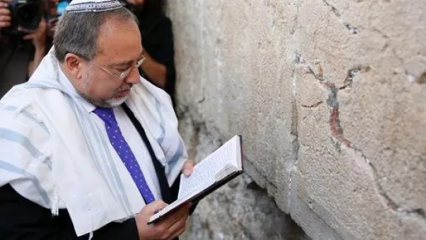 افيغدور ليبرمان يصلي في القدس بعد اصدار حكم بتبرئته من تهم الاحتيال