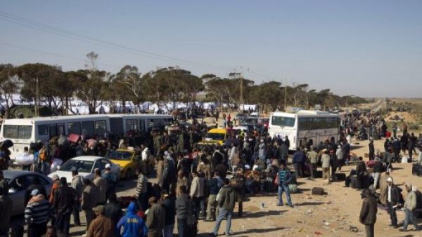 مصريون يستعدون للمغادرة الى بلادهم في 3 اذار/مارس 2011
