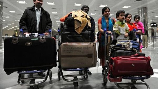 هنود غادروا ليبيا ووصلوا مطار نيودلهي الاحد 27 شباط/فبراير
