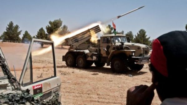 الثوار يطلقون صاروخا باتجاه قوات القذافي من مدينة غوالش
