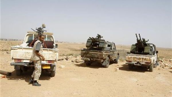 مقاتلون للمعارضة الليبية يتأهبون للانطلاق صوب خط المواجهة في بلدة قرب زليتن يوم الأحد.
