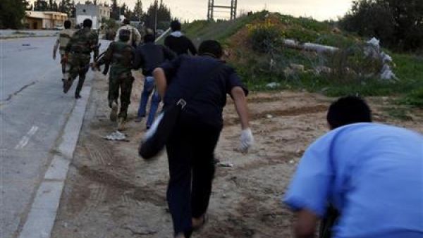 مقاتلون من الزاوية يحتمون خلال اشتباكات عند الخط الامامي لمدخل المدينة 
