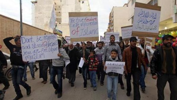 ليبيون يحملون لافتات تطالب بتطبيق الشريعة الاسلامية واعلان الاسلام دين الدولة 