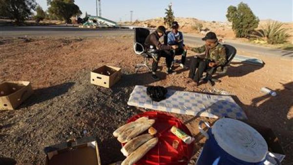 معارضون ليبيون مسلحون ينظفون اسلحتهم قرب بلدة الزنتان في منطقة الجبل الغربي جنوب غربي طرابلس 