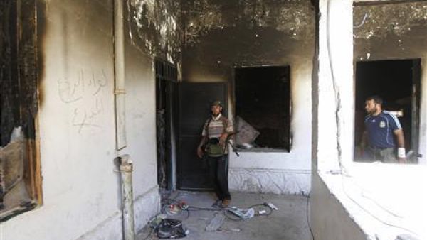 مقاتلون تابعون للمعارضة الليبية يتفقدون مركزا للشرطة يقول مدنيون إن قوات للقذافي دمرته في ككلة جنوب غربي طرابلس 