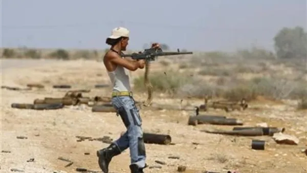 احد الثوار المناهضين للقذافي اثناء الاشتباكات في سرت