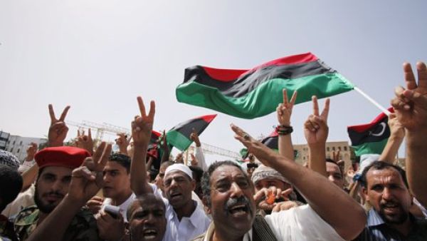 ليبيون في ساحة الشهداء في طرابلس