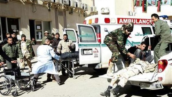 اطقم اسعاف ينقلون مقاتلين مصابين امام مستشفى الغريان جنوبي طرابلس
