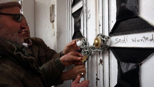 متظاهرون يغلقون بالسلاسل الحديدية باب سفارة النيجر في طرابلس
