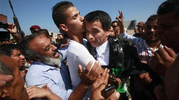 ابن العقيد علي الرابطي يقبل رأسه لدى عودته الى ليبيا 