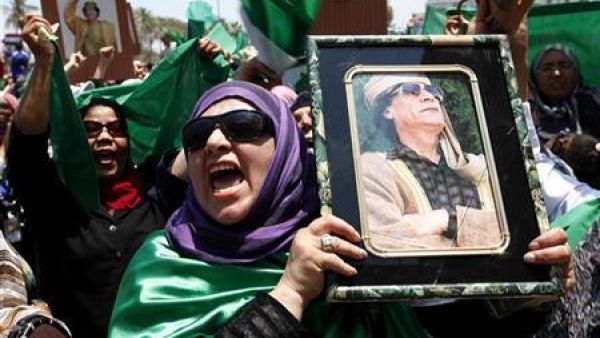  ليبيات يرددن شعارات مؤيدة للقذافي في طرابلس
