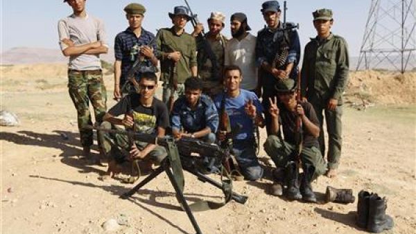 ثوار ليبيون في صورة جماعية التقطت يوم الجمعة 
