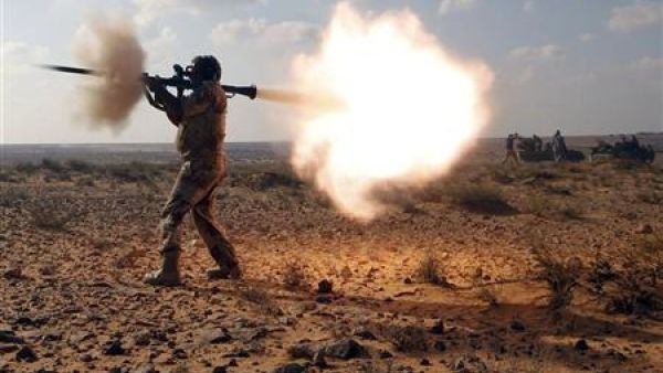 مقاتل من القوات المناوئة للقذافي يطلق قذيفة ار بي جيه على القوات الموالية للقذافي في قرية قرب سرت آخر معاقل الزعيم الليبي المخلوع 