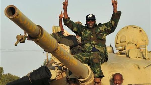 ثوار ليبيون يعتلون دبابة قرب سرت