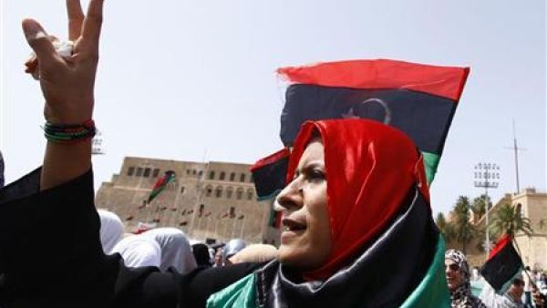 ليبية تشير بعلامة النصر أثناء أداء المصلين الصلاة في ميدان الشهداء بطرابلس
