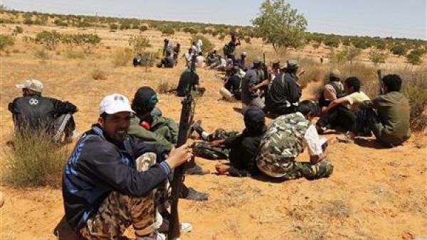 مقاتلون من المعارضة الليبية ينتظرون قرب خط المواجهة مع قوات القذافي