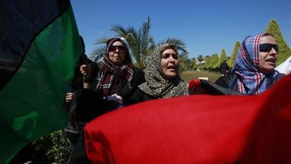 محتجون مناهضون للقذافي يتظاهرون امام الفندق الذي كان يجتمع فيه ممثلو الاتحاد الافريقي مع ممثلي المعارضة الليبية في بنغازي 