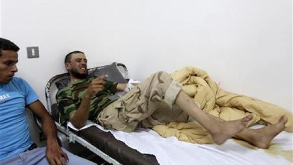 معارض ليبي مصاب يتلقى العلاج في مستشفى في بنغازي