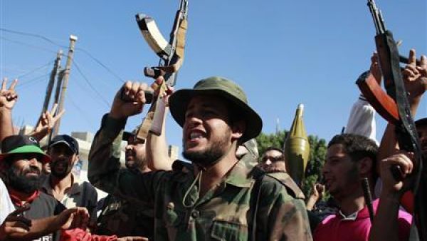 مقاتلون من المعارضة يحتفلون بالسيطرة جزئيا على الزاوية
