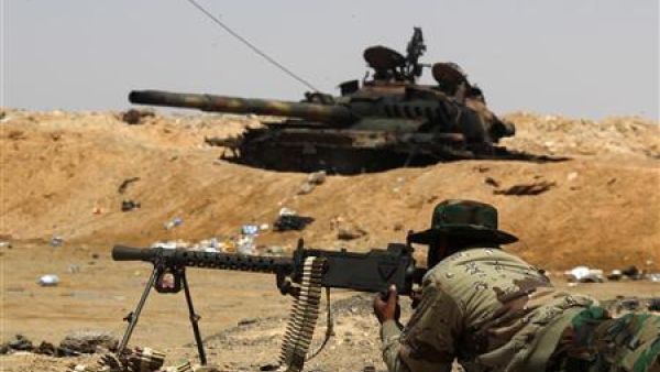 مقاتل من المعارضة الليبية على خط المواجهة في غرب اجدابيا 
