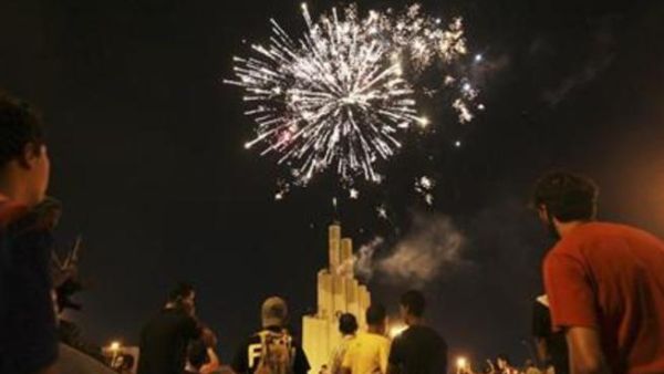 لعاب نارية تضيء سماء بنغازي احتفالا باجراء الانتخابات
